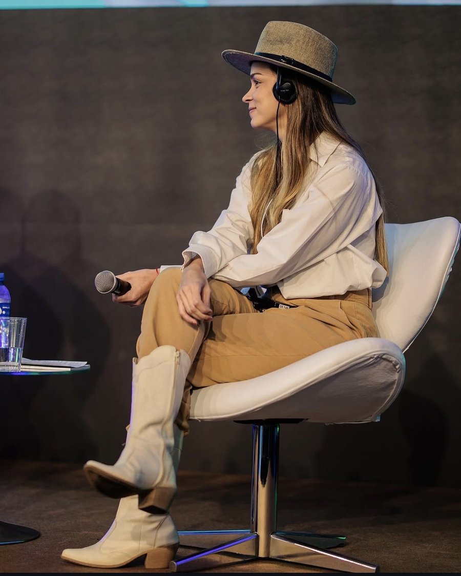 Brunna Viana em palco
